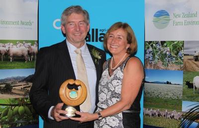 Richard-Dianne-Kidd-win-farm-award.JPG
